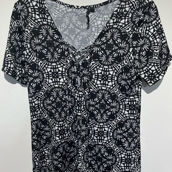 Pacific Beach Women's Black White Geometric Lace Up Short Sleeve T-Shirt Small - Picture 1 of 8